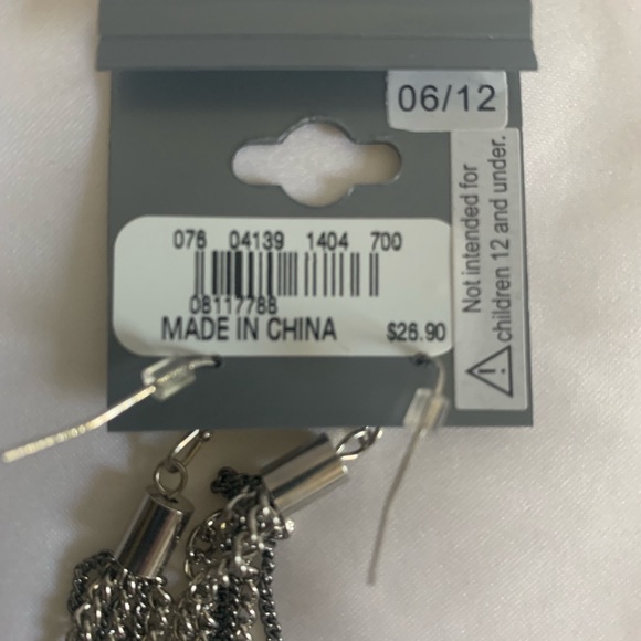 Chic earrings. Brand new, never worn. - Picture 2 of 2